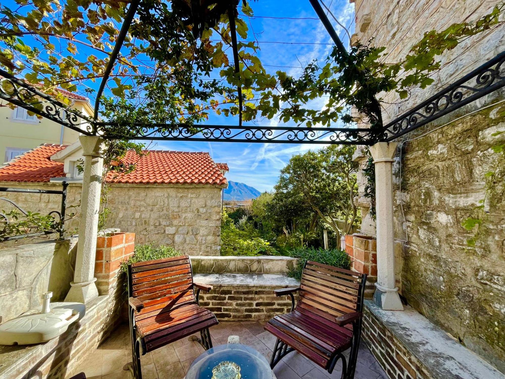 Old Town House With Private Garden Apartment Budva