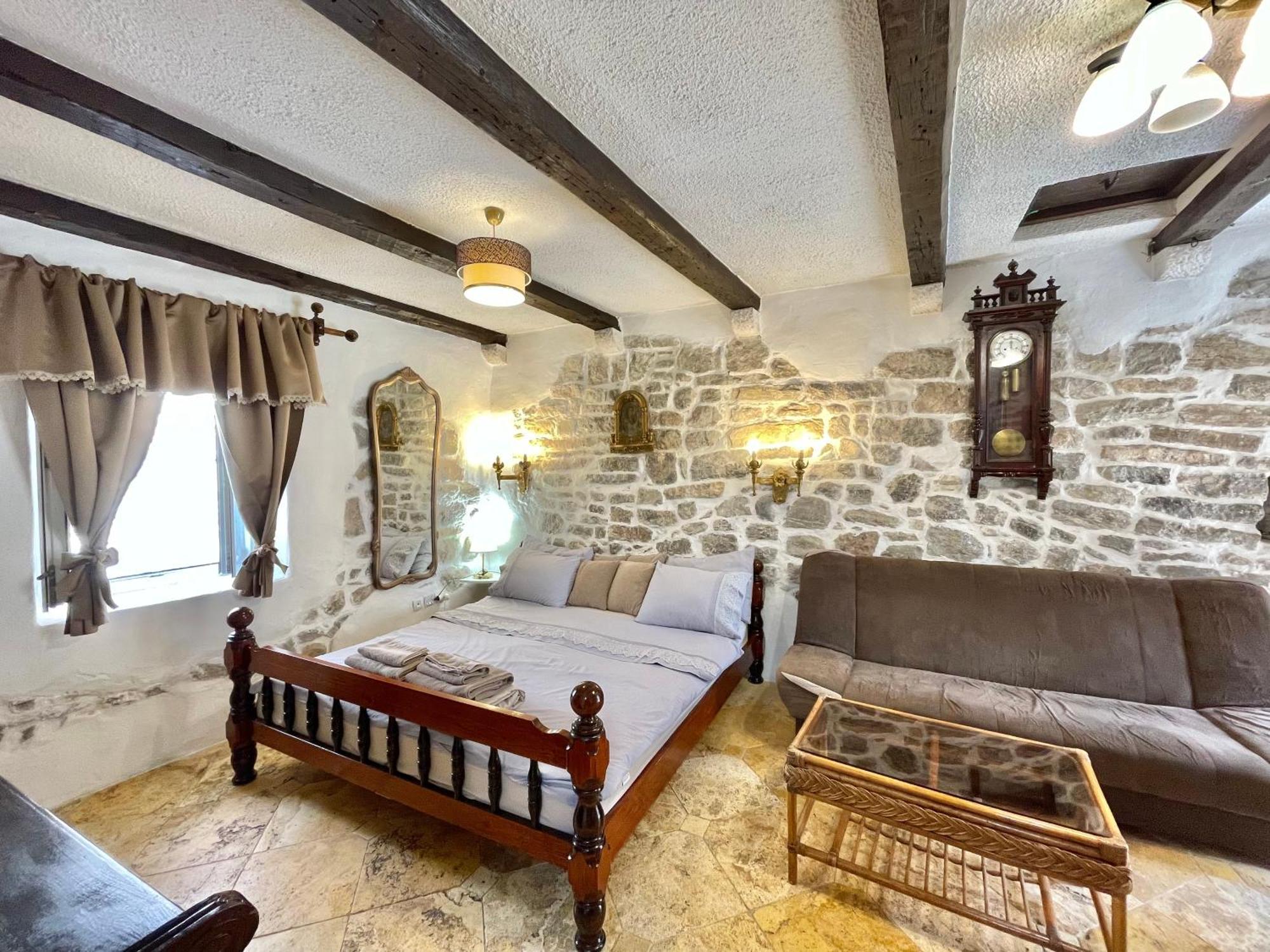 Old Town House With Private Garden * Budva