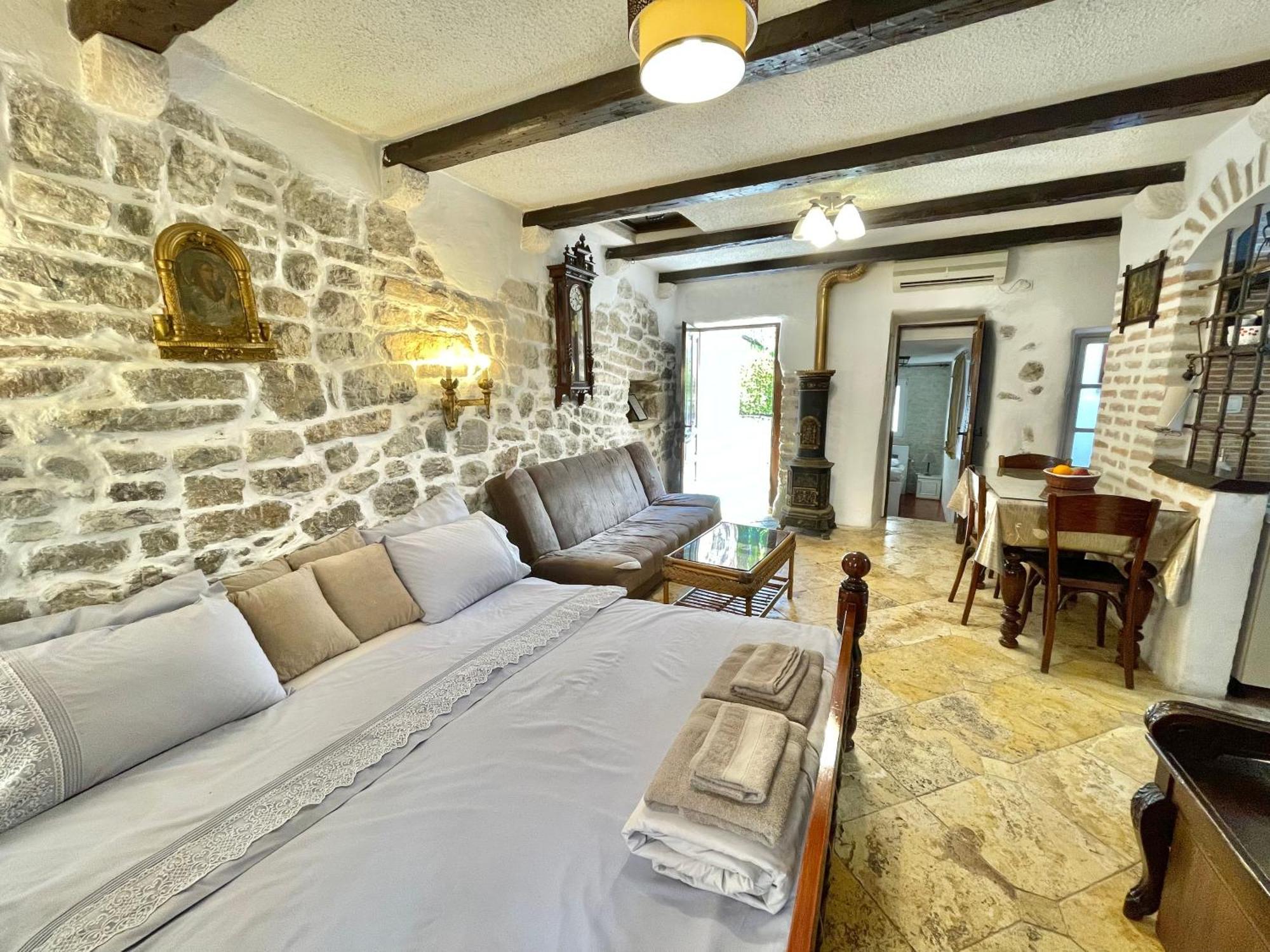 Old Town House With Private Garden Apartment *