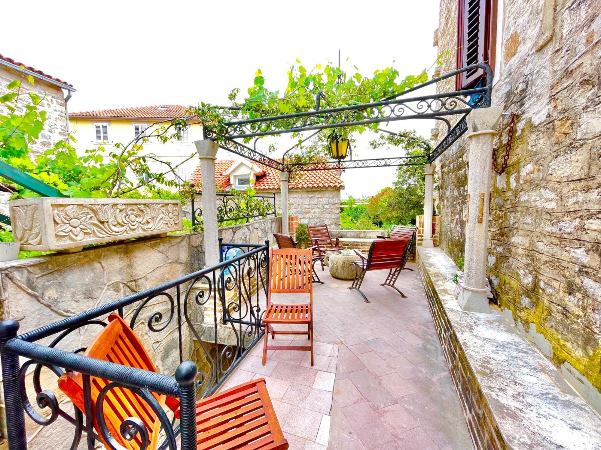 Old Town House With Private Garden Budva