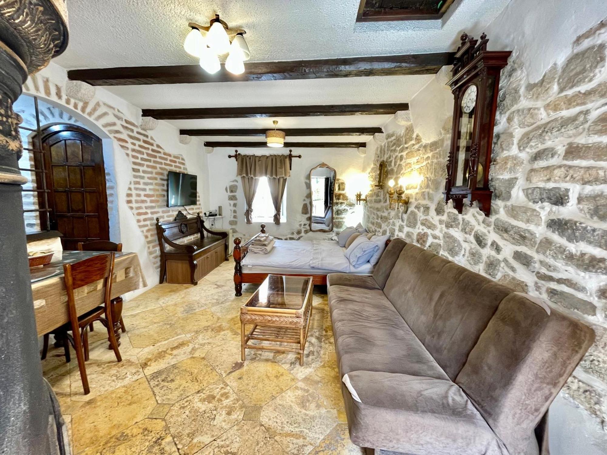 Old Town House With Private Garden Apartment Budva
